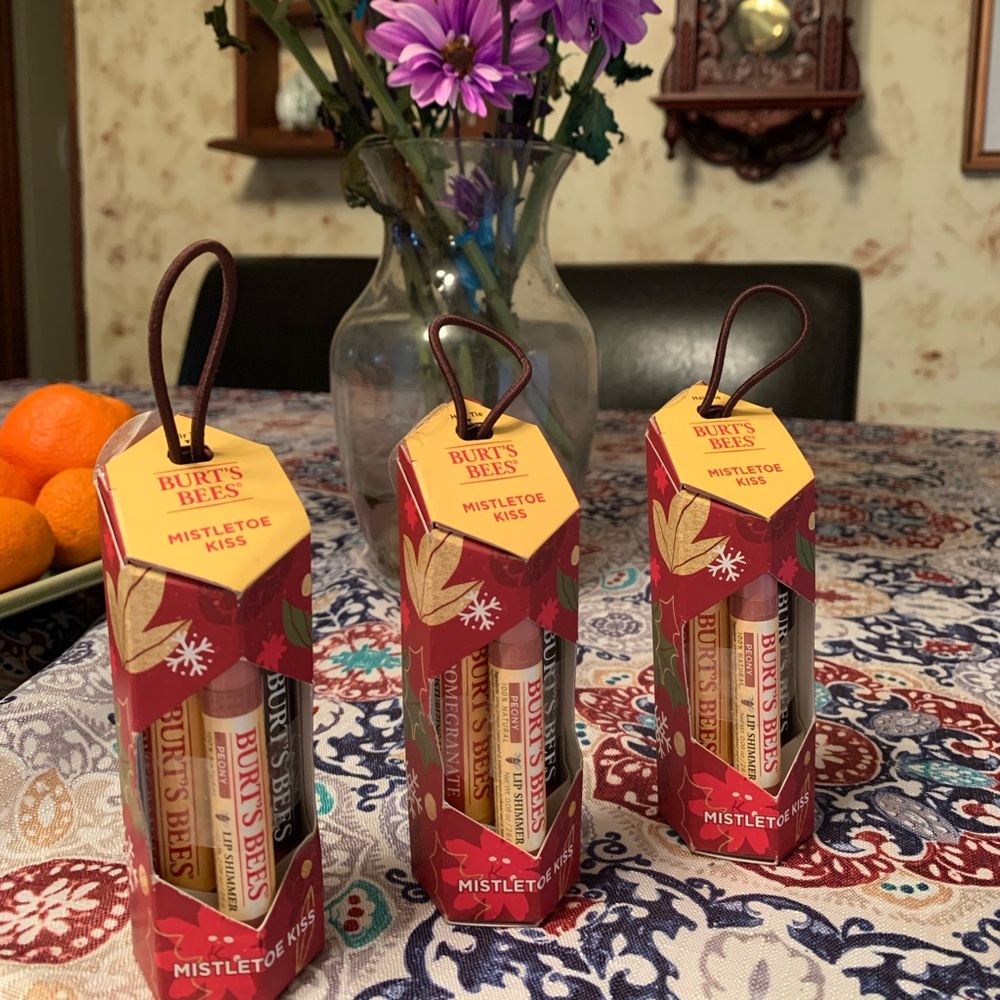 COPY - Burt’s Bees Mistletoe Kiss